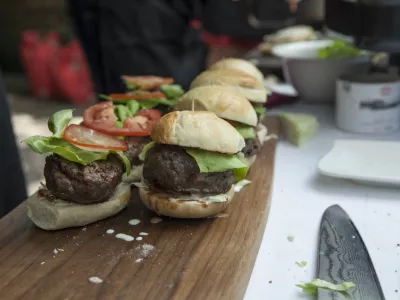 Hamburgerji kobe style- 30.05.2015 - Akademija peke na žaru - Gurmanska KOBE akademija, kulinarika - gastronomija - hrana - žar - ro&scaron;tilj - kuharstvo///FOTO: Luka Cjuha