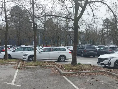 Občina za zdaj &scaron;e ne namerava zapreti parkiri&scaron;ča Tivoli I, čeprav je dolgoročno na tem območju predvidena &scaron;iritev parkovnih povr&scaron;in. Foto: Vanja Brkić