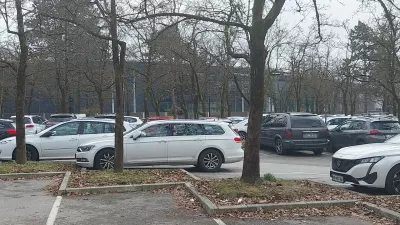 Občina za zdaj &scaron;e ne namerava zapreti parkiri&scaron;ča Tivoli I, čeprav je dolgoročno na tem območju predvidena &scaron;iritev parkovnih povr&scaron;in. Foto: Vanja Brkić