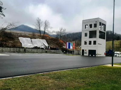 Plaz pred gasilskim poligonomZagorje ob Savi
