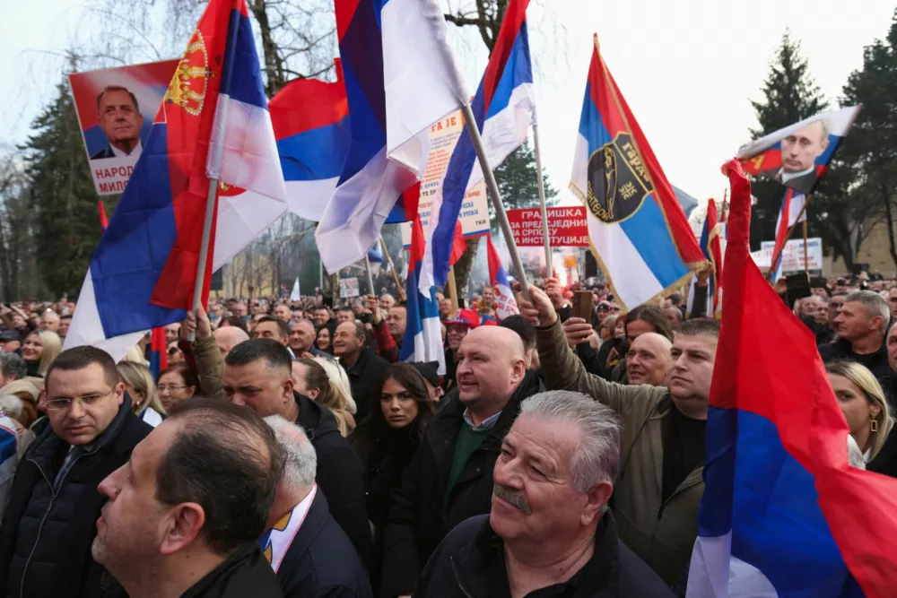 Bosnian Serbs rally in front of the regional parliament in support of President of Republika Srpska (Serb Republic) Milorad Dodik, a day ahead of his court verdict on charges that he defied rulings by an international peace envoy, in Banja Luka, Bosnia and Herzegovina, February 25, 2025. REUTERS/Amel Emric