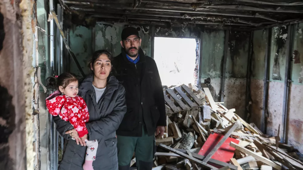 - 25.02.2025. - Družina Hudorović Jurković v svoji hi&scaron;i v romskem naselju v &Scaron;entjerneju, ki je pogorela in je neuporabna za bivanje.//FOTO: Bojan Velikonja