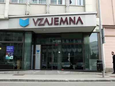 - Simbolična fotografija - Zavarovalnica Vzajemna Poslovalnica Ljubljana, Vo&scaron;njakova ulica 2 v Ljubljani - stavba - uprava- 18.05.2023 &ndash; Vzajemna, zdravstvena zavarovalnica &ndash; uprava predstavila stali&scaron;če in nadaljnje korake v zvezi z uredbo o določitvi najvi&scaron;je cene premije dopolnilnega zdravstvenega zavarovanja in novelo zakona o zdravstvenem varstvu in zdravstvenem zavarovanju//FOTO: Tomaž Skale