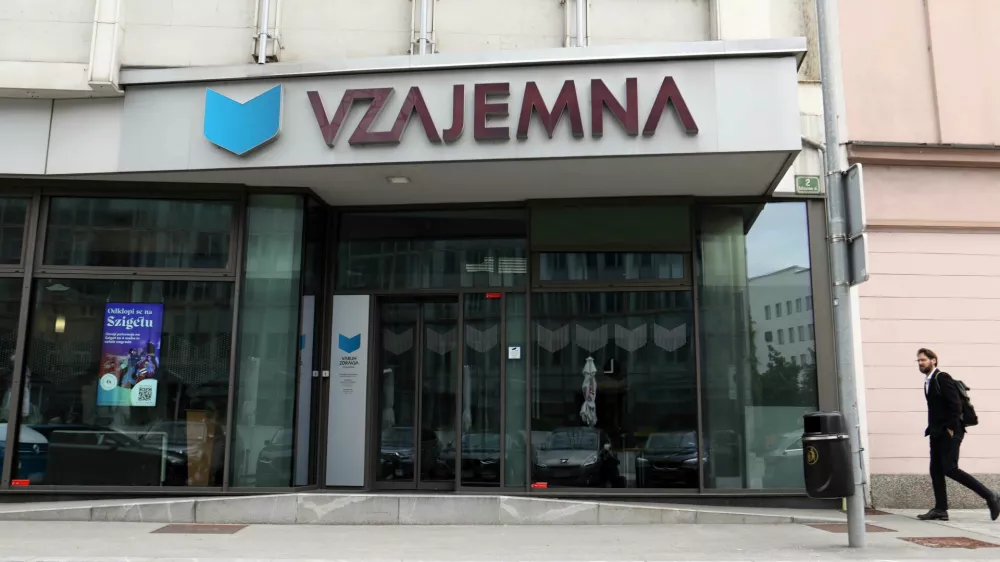 - Simbolična fotografija - Zavarovalnica Vzajemna Poslovalnica Ljubljana, Vo&scaron;njakova ulica 2 v Ljubljani - stavba - uprava- 18.05.2023 &ndash; Vzajemna, zdravstvena zavarovalnica &ndash; uprava predstavila stali&scaron;če in nadaljnje korake v zvezi z uredbo o določitvi najvi&scaron;je cene premije dopolnilnega zdravstvenega zavarovanja in novelo zakona o zdravstvenem varstvu in zdravstvenem zavarovanju//FOTO: Tomaž Skale