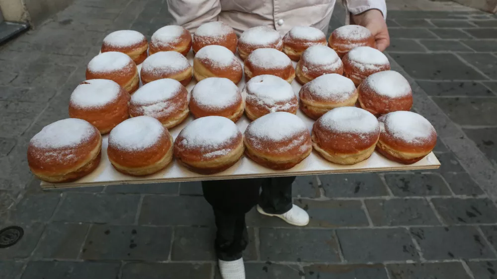 domači krofi po receptu iz leta 196221.02.2019 - Čokoladnica Da Ponte, Župančičeva 38, Koper //FOTO: Luka Cjuha