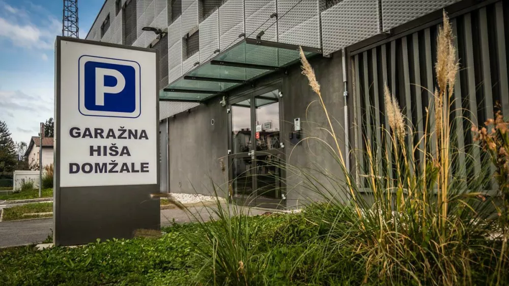 Garažna hi&scaron;a Domžale Foto: Karin Božič Zupančič