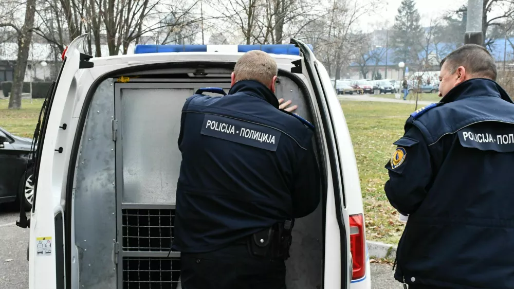 V hi&scaron;i v Brčkem v BiH so na&scaron;li 31 otrok. Aretirali so osem ljudi, sumijo jih trgovine z otroki. 