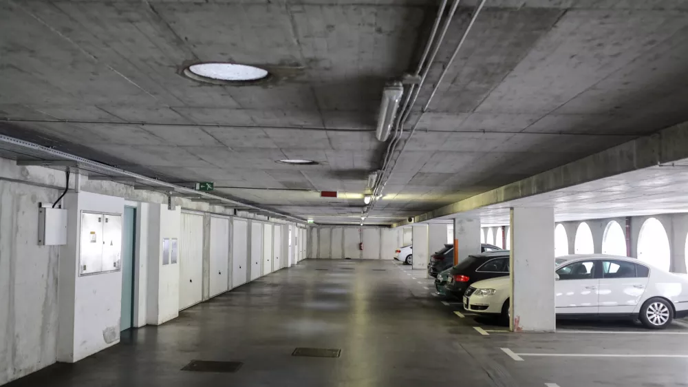 Za nakup garažnega parkirnega prostora je v Ljubljani treba od&scaron;teti od 15.000 do 45.000 evrov. Foto: Jaka Gasar&nbsp;
