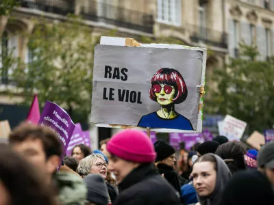 V času sojenja petdeseterici za množična posilstva Gisele Pelicot, se je na ulici francoskih mest zbralo na tisoče (predvsem) žensk v podporo Pelicotovi, kakor tudi v protest nasilju mo&scaron;kih. 