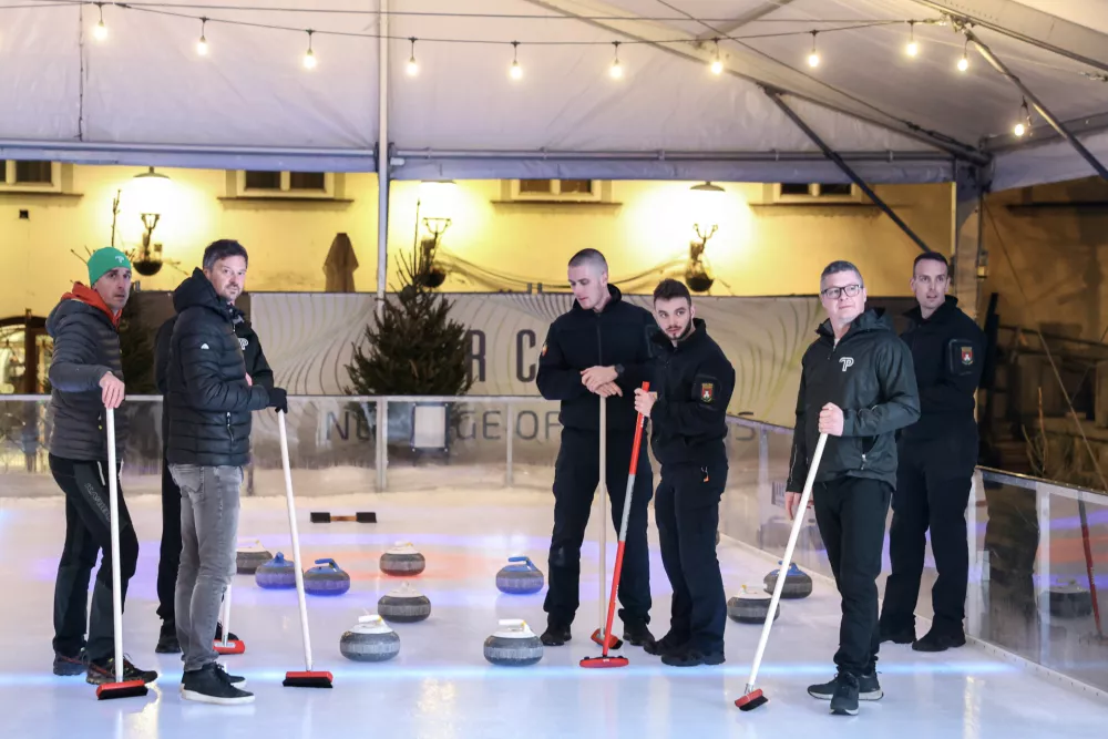 Resno je bilo tudi med ekipo JP LPT in ljubljansko gasilsko brigado.&nbsp;Foto:&nbsp;Jaka Gasar