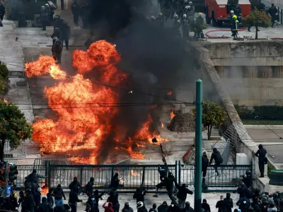 People gather next to fire during clashes, near the Greek parliament at a protest, marking the second anniversary of the country's worst railway disaster, while an investigation continues, in Athens, Greece, February 28, 2025. REUTERS/Louiza Vradi     TPX IMAGES OF THE DAY