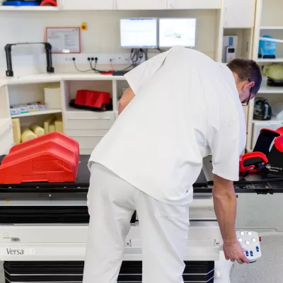 - Sektor radioterapije - linearni pospeševalnik Versa HD proizvajalca Elekta -- simbolična fotografija - onkologija - zdravljenje novotvorb (rakavih tkiv in tumorjev) - zdravstvo - bolezen rak - onkološki bolniki - zdravstvo - - 07.03.2017 - Onkološki inštitut Ljubljana (OI) - dan odprtih vrat ob Tednu boja proti raku;//FOTO: Matjaž Rušt