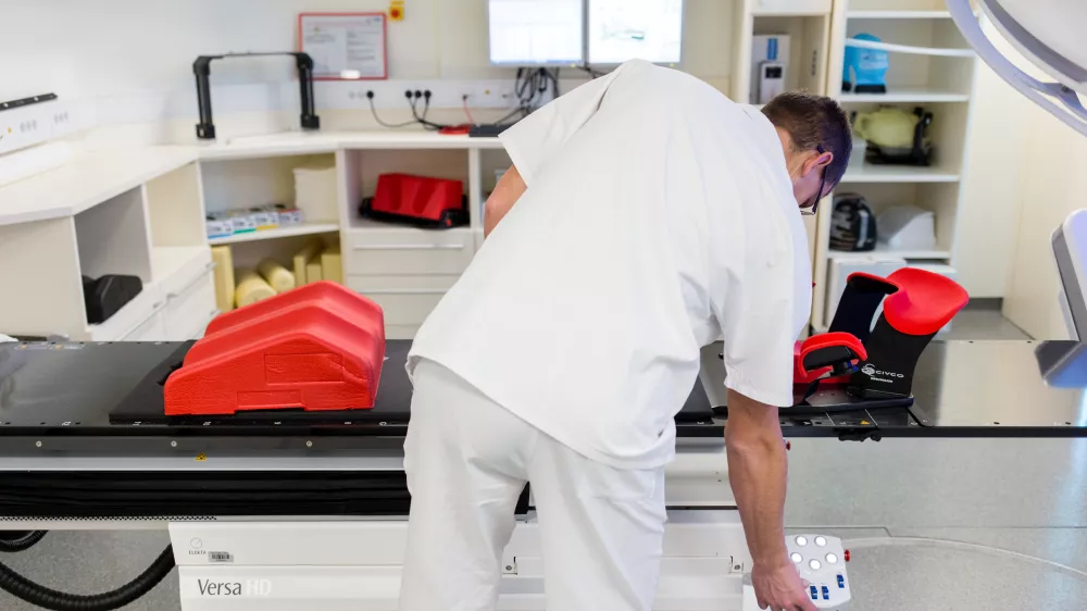 - Sektor radioterapije - linearni pospe&scaron;evalnik Versa HD proizvajalca Elekta -- simbolična fotografija - onkologija - zdravljenje novotvorb (rakavih tkiv in tumorjev) - zdravstvo - bolezen rak - onkolo&scaron;ki bolniki - zdravstvo - - 07.03.2017 - Onkolo&scaron;ki in&scaron;titut Ljubljana (OI) - dan odprtih vrat ob Tednu boja proti raku;//FOTO: Matjaž Ru&scaron;t