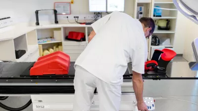 - Sektor radioterapije - linearni pospe&scaron;evalnik Versa HD proizvajalca Elekta -- simbolična fotografija - onkologija - zdravljenje novotvorb (rakavih tkiv in tumorjev) - zdravstvo - bolezen rak - onkolo&scaron;ki bolniki - zdravstvo - - 07.03.2017 - Onkolo&scaron;ki in&scaron;titut Ljubljana (OI) - dan odprtih vrat ob Tednu boja proti raku;//FOTO: Matjaž Ru&scaron;t