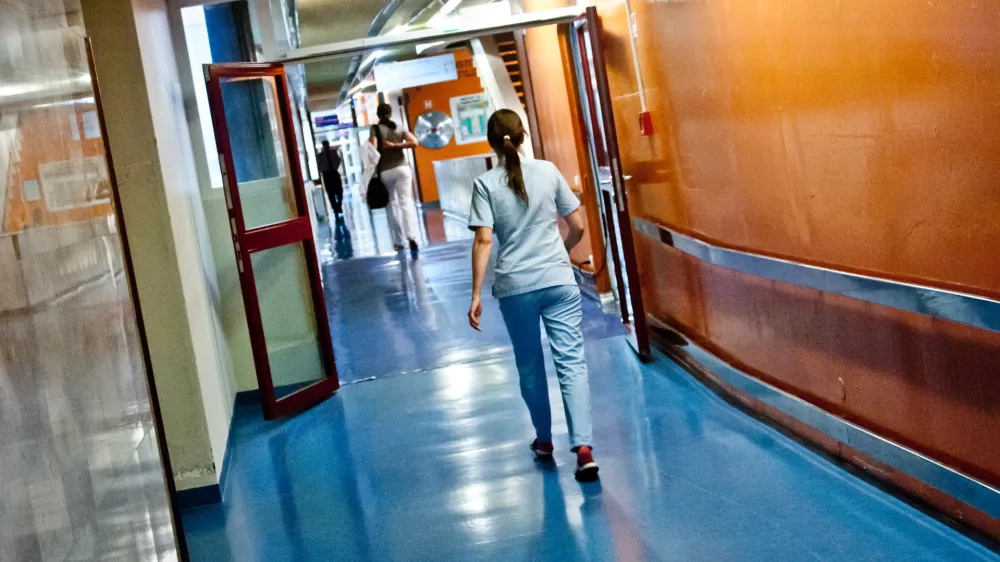 - simbolična fotografija - zdravstvo - medicinske sestreUKC univerzitetni klinični center Ljubljana, zdravstvo,zdravstveni sistem,medicina,medicinska sestra,//FOTO: Tomaž Zajel&scaron;nik