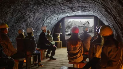 Doživetje Skrivnosti potopljenih vasi se začne z VR očala, ki jih prek virtualne izku&scaron;nje popelje na pot po potopljeni vasi &Scaron;kale, ki jo je voda prekrila po drugi svetovni vojni. F