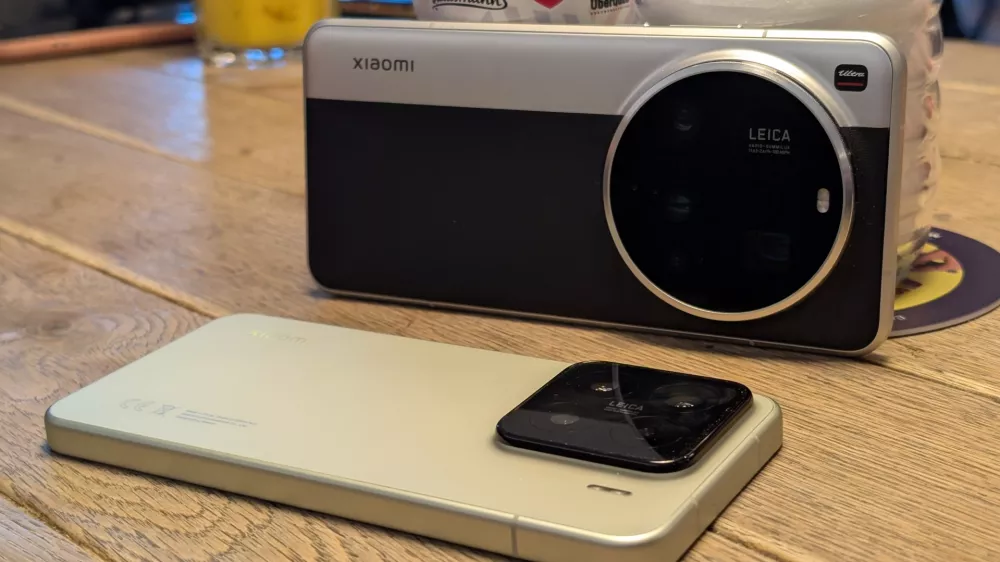 Nova mobilnika xiaomi 15 ultra (v srebrno-črni barvi) in xiaomi 15.