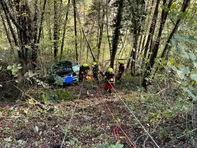 Na pomoč so priskočili tudi gasilci PGD Idrija, ki so zavarovali kraj nesreče, pokojnika pa z vrvno tehniko potegnili na cesto. 