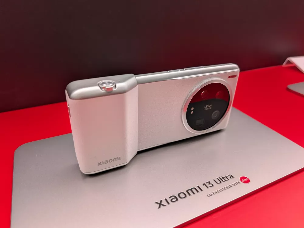 Dodatek za držanje telefona s prožilcom za kamero, ki xiaomi 15 ultra &scaron;e bolj približa fotoaparatom.