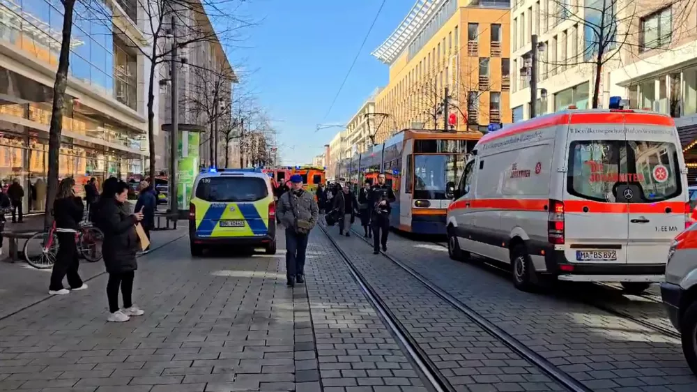 03 March 2025, Baden-W&uuml;rttemberg, Mannheim: Emergency vehicles from the police and rescue services stand at the scene of a major incident in the city center. According to a dpa reporter, debris could be seen at the scene, with at least one person lying covered under a tarpaulin. According to eyewitnesses, a vehicle had driven into a crowd of people. Photo: Ren&eacute; Priebe/dpa