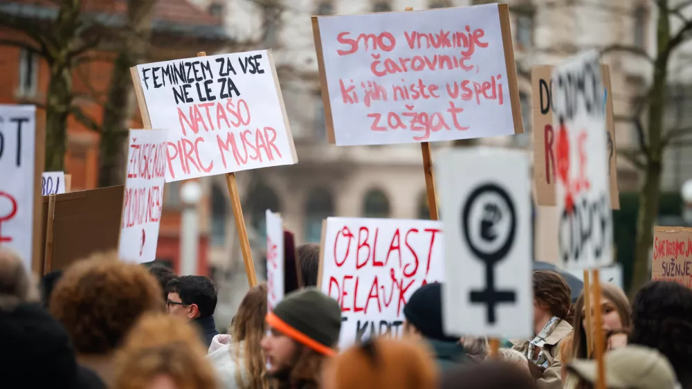 Ljubljana, Kongresni trg.Feministicni protest v okviru festivala Rdece zore in ob mednarodnem dnevu zensk, ki ga je pod geslom Ce nase delo ni nic vredno, protestiramo! organiziral Iskrin Delovni odbor za feminizem.