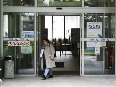 Nekateri delodajalci kadrovsko vrzel premo&scaron;čajo tudi z upokojenci, ki delo opravljajo na podlagi pogodb o začasnem in občasnem delu, kar ne zahteva vključitve v obvezno pokojninsko in invalidsko zavarovanje niti ne vpliva na uživanje pokojnine. Foto: Nik Erik Neubauer&nbsp;