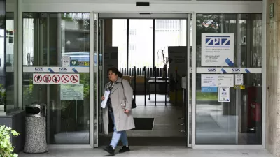 Nekateri delodajalci kadrovsko vrzel premo&scaron;čajo tudi z upokojenci, ki delo opravljajo na podlagi pogodb o začasnem in občasnem delu, kar ne zahteva vključitve v obvezno pokojninsko in invalidsko zavarovanje niti ne vpliva na uživanje pokojnine. Foto: Nik Erik Neubauer&nbsp;