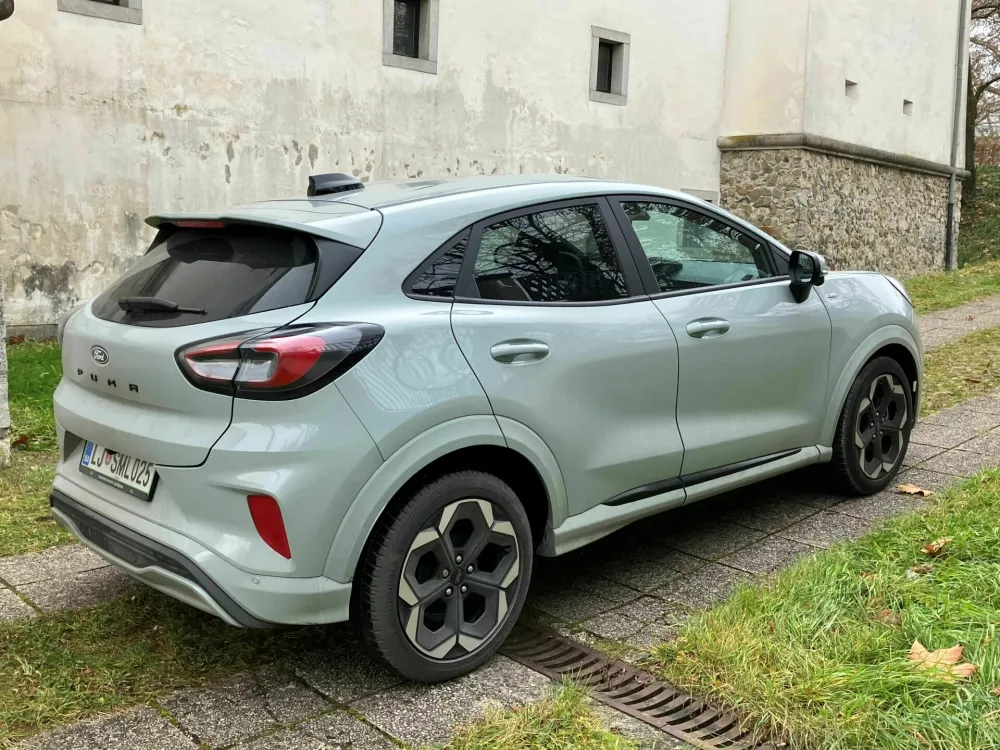 Prtljažnik je pumin velik adut, v notranjosti pa takoj pade v oči velik barvni zaslon na dotik. Sedi se visoko in posledično udobno.