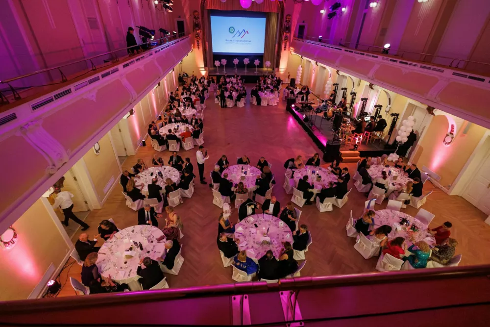 Plesa se vsako leto udeležijo gosti iz Slovenije in tujine. Foto: Črt Piksi 