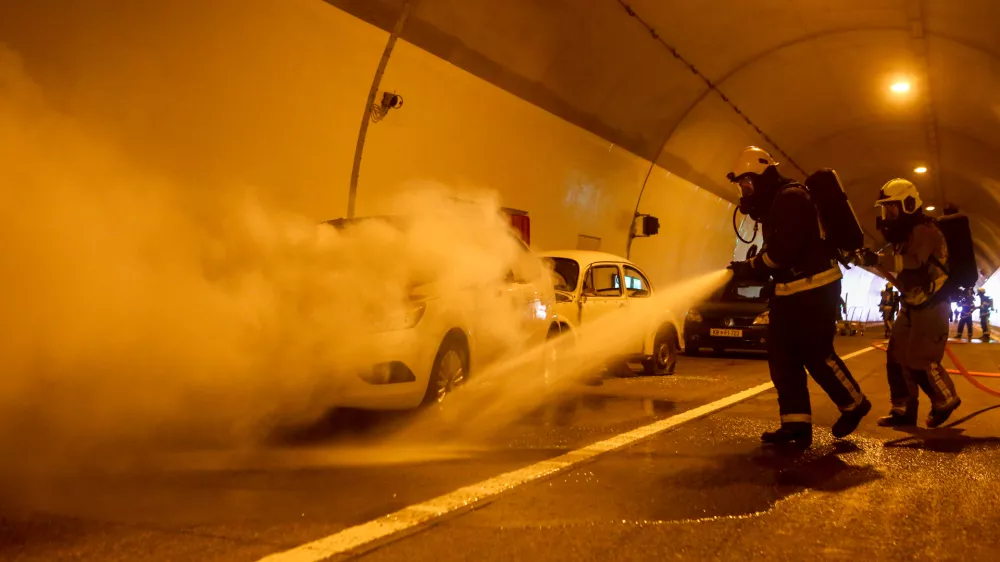 - 26.09.2015 &Scaron;kofja Loka - vaja za&scaron;čite in re&scaron;evanja Predor Sten 2015 v novem enocevnem cestnem predoru z dvosmernim prometom Sten, na poljanski obvoznici &Scaron;kofje Loke, vaja sil za za&scaron;čito in re&scaron;evanje, namenjena preverjanju pripravljenosti za ukrepanje ob prometni nesreči v predoru  Gasilci, re&scaron;evanje, nesreča  //FOTO: Bojan Velikonja