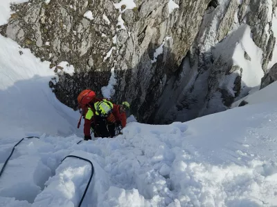 Re&scaron;evalec je najprej zagledal rokavico, &scaron;e 20 metrov globlje pa pohodnika brez znakov življenja. Foto:&nbsp;GRS Kranj