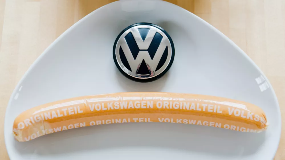 ILLUSTRATION - 19 February 2016, Lower Saxony, Hanover: A still-packaged VW currywurst with the inscription "Volkswagen Genuine Part" is displayed. The core car business is weakening, but German auto giant Volkswagen (VW) was able to set a sales record for an unexpected product in 2024: sausages. Photo: Julian Stratenschulte/dpa