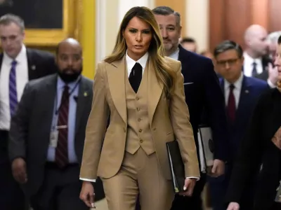 First lady Melania Trump, from center to right, followed by Sen. Ted Cruz, R-Texas, and House Speaker Mike Johnson, R-La., walks through the Capitol, Monday, March 3, 2025, in Washington. (AP Photo/Julia Demaree Nikhinson) / Foto: Julia Demaree Nikhinson