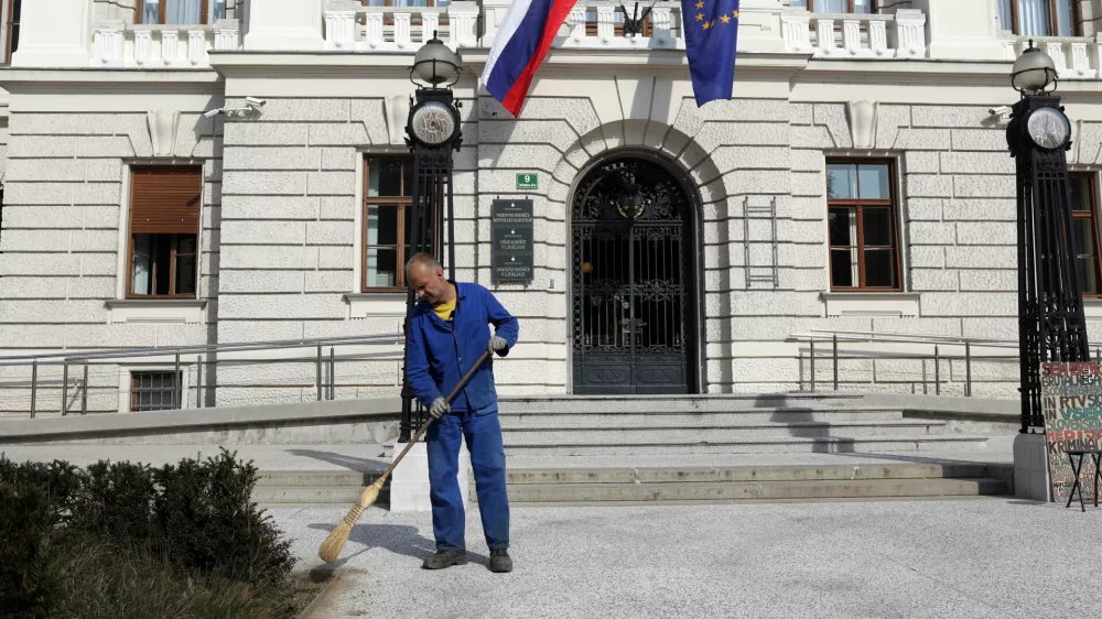 - simbolična fotografija &ndash; či&scaron;čenje &ndash; pometanje &ndash; sodstvo &ndash; sodni postopki - pravosodje - pravo - - 12.10.2022 - Vrhovno sodi&scaron;če Ljubljana, Tavčarjeva 9 -//FOTO: Tomaž Skale