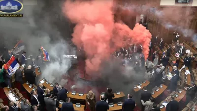 Srbija, Beograd.V srbski narodni skupscini se je na danasnjem rednem spomladanskem zasedanju zgodilo vec incidentov. Srbski mediji porocajo o pretepu, dimnih bombah, baklah v dvorani skupscine, poskodovani naj bi bili tudi dve poslanki vladajoce Srbske napredne stranke (SNS).Foto: Youtube kanal srbskega parlamenta