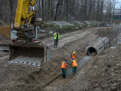 - 25.11.2019 - Povezovalni kanalizacijski kanal C0 - gradnja kanalizacijskega omrežja in povezovalnega kanalizacijskega kanala v Mestni občini Ljubljana - projekt odvajanja in či&scaron;čenja odpadne vode na območju občin Vodice in Medvode &ndash; kanalizacija -   //FOTO: Luka Cjuha..