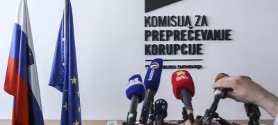 - simbolična fotografija - mediji, mikrofoni, slovenska in evropska zastava   - 31.3.2014 - Komisija za preprečevanje korupcije (KPK) - primopredaja poslov - prevzem poslov murskosoboškega odvetnika Borisa Štefaneca kljub številnim pozivom k odstopu v zadnjih tednih -    //FOTO: Jaka Gasar