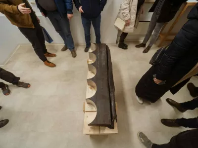 Eden od dveh delov osnutka spomenika solidarnosti ob poplavah, polkrožne oblike ponazarjajo valove vode. Foto: arhiv KGLU