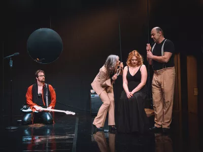 Yasmina Reza: James Brown je uporabljal navijalke, MGL 2025, režija Jana Menger