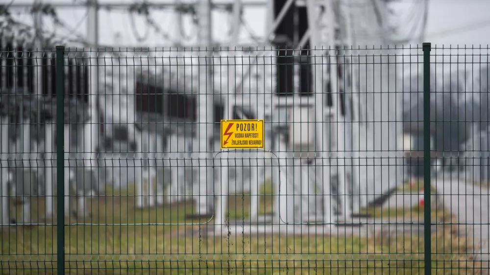 elektrika - simbolična fotografijaelektrično omrežjeomrženinaporaba elektrikedaljnovodelektrična napeljavavisoka napetostnevarnostELES11.02.2025 Električno omrežje, okolica BeričevaFOTO: Nik Erik Neubauer