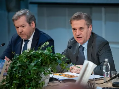 Ljubljana, Atrij ZRC.Znanstveni kolokvij v okviru Shoda za znanost z naslovom Znanost je - znanost lahko.Minister za visoko solstvo, znanost in inovacije Igor Papic ter premier Robert Golob.