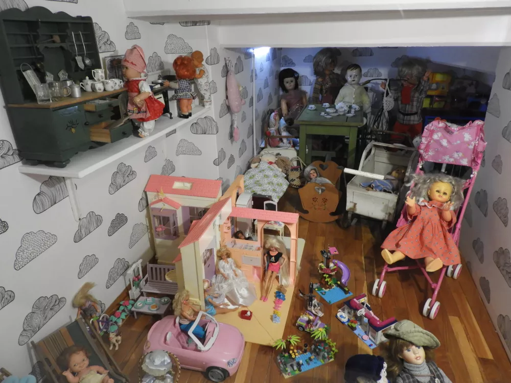 Ko Hermana Lisjaka ni doma, lahko pokukate v njegov brlog. Tam boste zagledali čuda igrač.&nbsp;/ Foto: Katja Petrovec&nbsp;