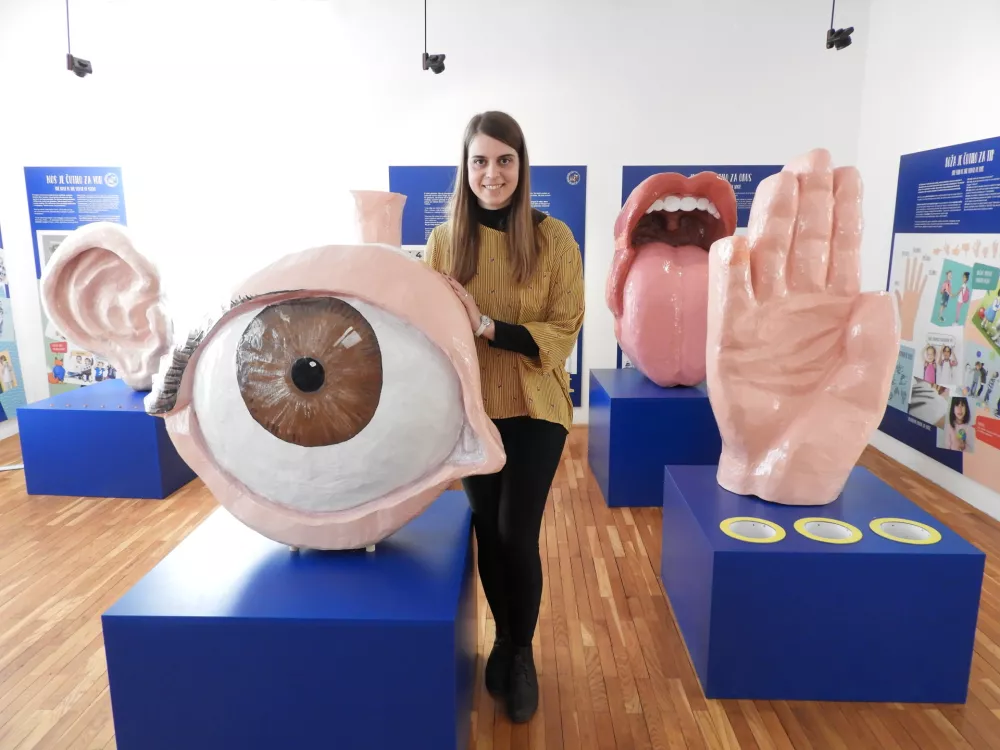 Suzana Senica, akademska slikarka, ki nadaljuje delo Jelke Reichman. Za razstavo Svet Hermanovih prijateljev je oblikovala tudi interaktivne skulpture čutil. / Foto: Katja Petrovec&nbsp;