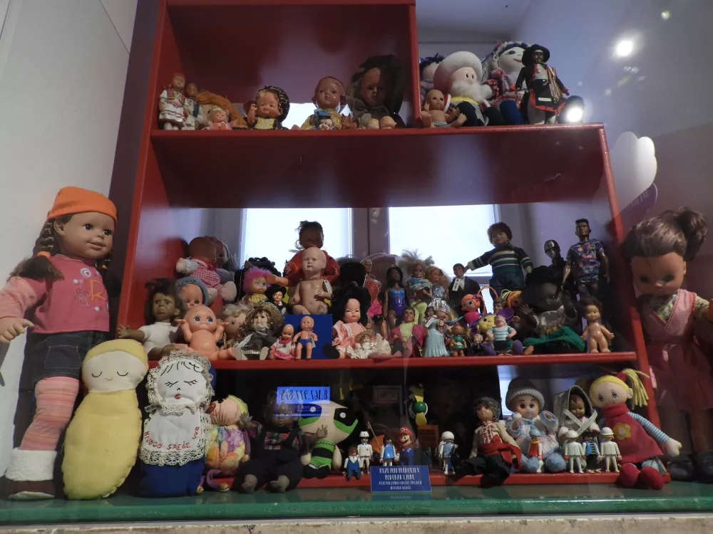 Razstava Svet Hermanovih prijateljev &ndash; med igračami je tudi 100 let star dojenček, ena prvih lutk v podobi fantka.&nbsp;/ Foto: Katja Petrovec&nbsp;