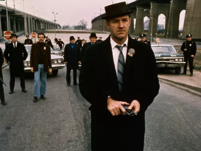 Policeman Gene Hackman is shown in this movie still walking toward the camera. He is holding a gun in his hands with policemen and police vehicles in the background. It was in this movie The French Connection that Gene Hackman won "Best Actor." The movie itself won "Best Picture." / Foto: Bettmann