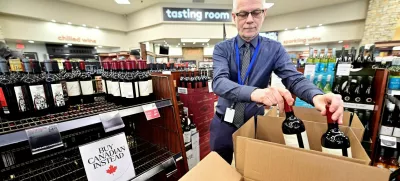 Senior Manager Trevor Hill removes bottles of American wine from the shelves at the Cambie BC Liquor in Vancouver, British Columbia, Canada March 10, 2025. REUTERS/Jennifer Gauthier  TPX IMAGES OF THE DAY / Foto: Jennifer Gauthier