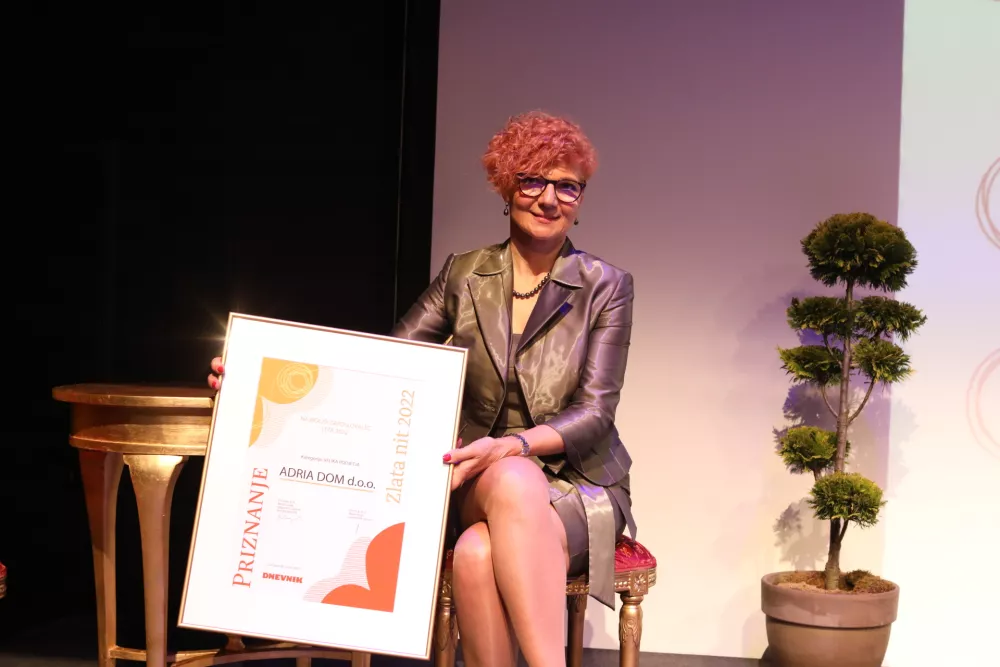 V kategoriji velikih podjetij za najbolj&scaron;e zaposlovalce je podetje Adria Dom z direktorico Marto&nbsp;Kelvi&scaron;ar&nbsp;marca 2023 prejelo tudi priznanje projekta Zlata nit časopisne hi&scaron;e Dnevnik. / Foto: Bojan Velikonja