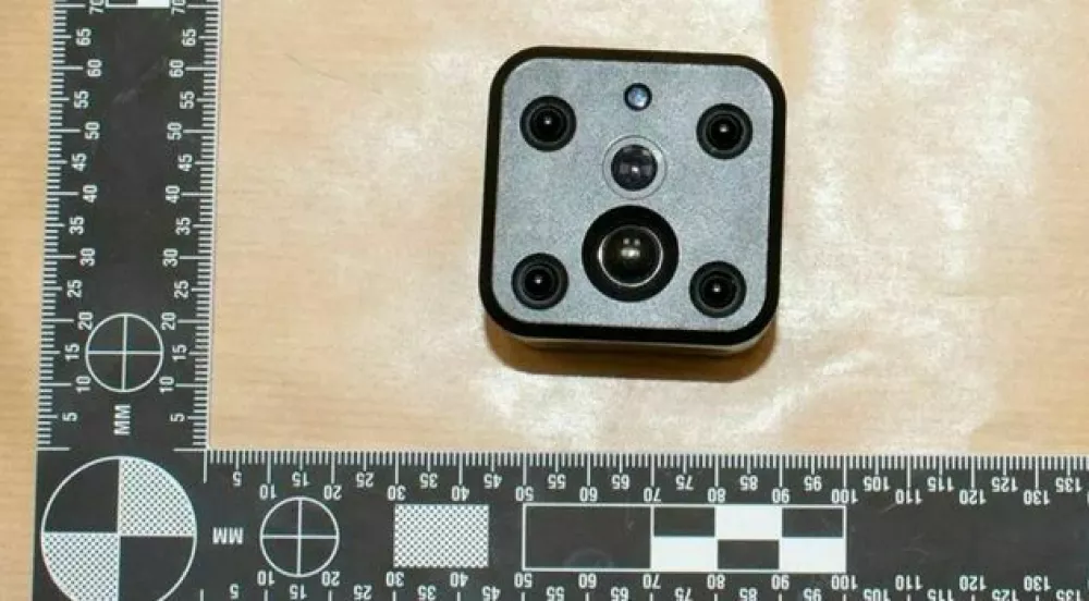 Kamera, s katero je serijski posiljevalec Zhenhao Zou na skrivaj slikal posilstva. 