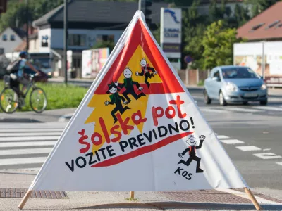 - 01.09.2015 - prvi &scaron;olski dan v novem &scaron;olskem letu 2015/16 - okoli 174.000 učencev, od tega prvič &scaron;olski prag prestopilo, 21.807 prvo&scaron;olcev - &scaron;olstvo - prvo&scaron;olci - znaki - &scaron;olska pot - previdno -  //FOTO: Maja Marko