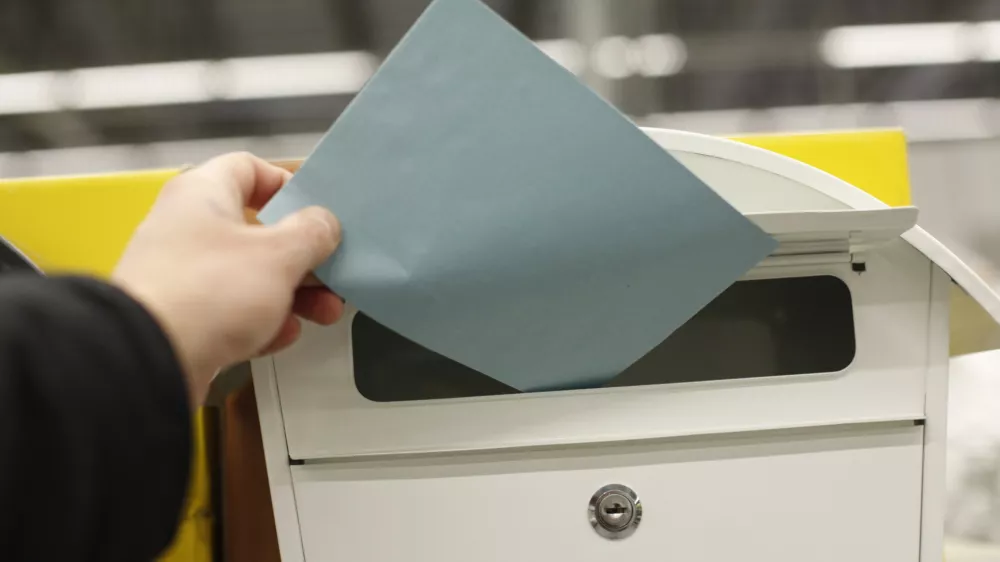 - po&scaron;tni nabiralnik - pismo &ndash; modra pisemska ovojnica - kuverta///FOTO: Luka Cjuha